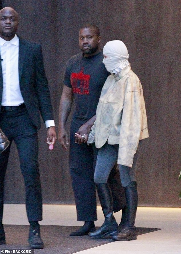 Kanye West S Wife Bianca Censori Wears Scarf Wrapped Around Her