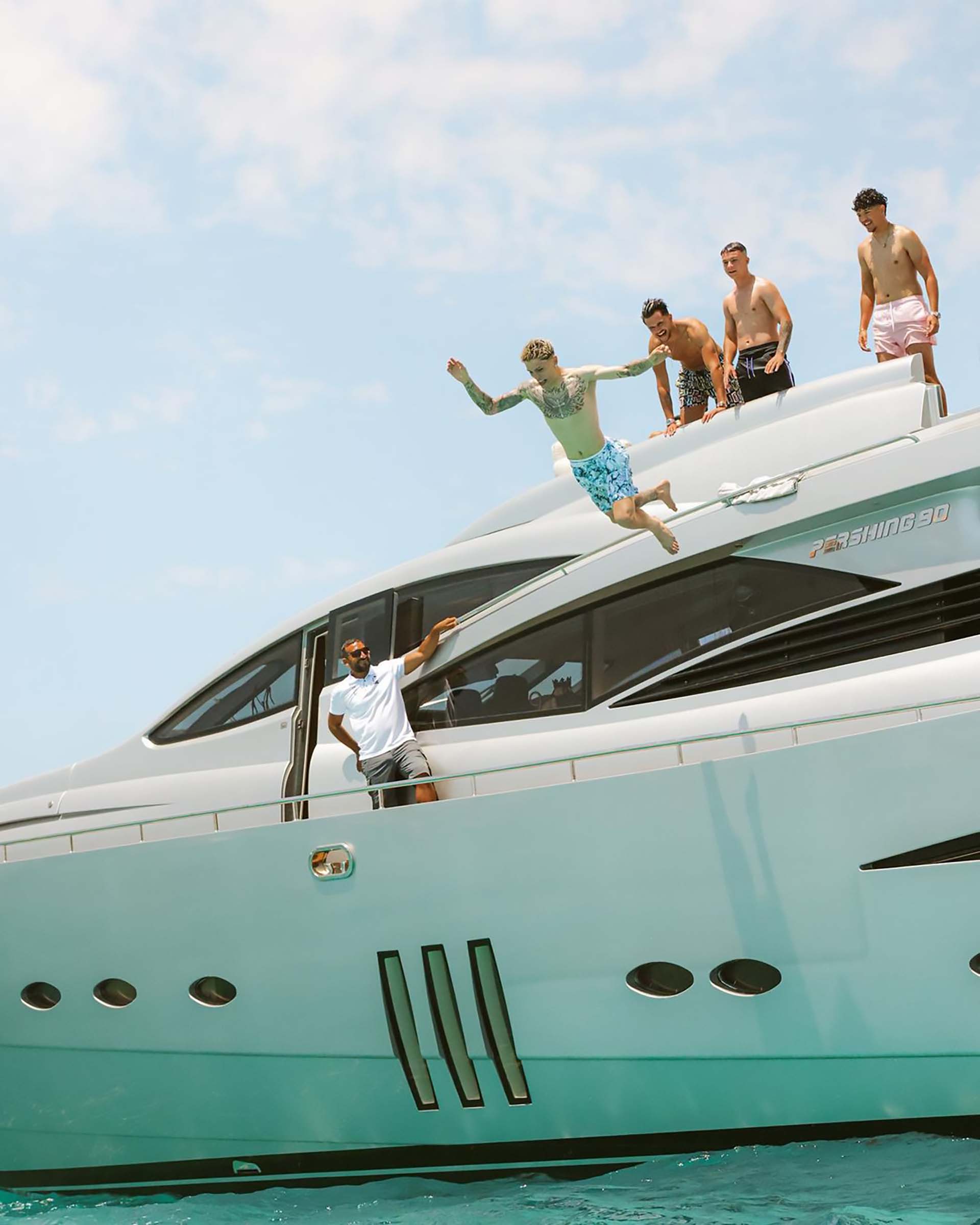Alejandro Garnacho's holidays in Ibiza: yacht with friends, Prison ...